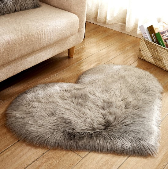 Heart?Shaped Plush Faux Fur Decorative Rug