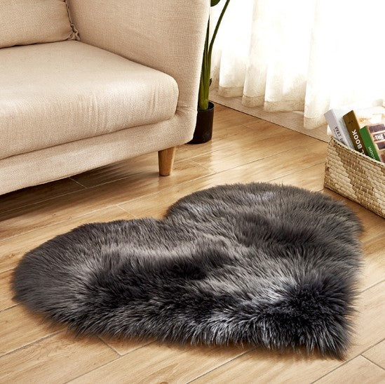 Heart?Shaped Plush Faux Fur Decorative Rug