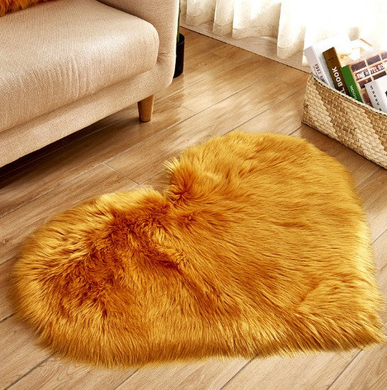 Heart?Shaped Plush Faux Fur Decorative Rug