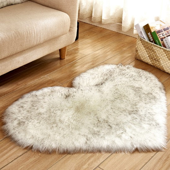 Heart?Shaped Plush Faux Fur Decorative Rug
