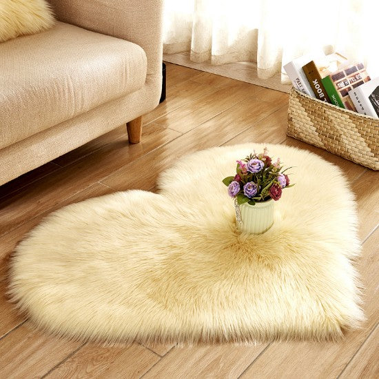 Heart?Shaped Plush Faux Fur Decorative Rug