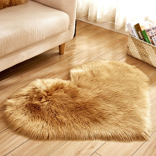 Heart?Shaped Plush Faux Fur Decorative Rug