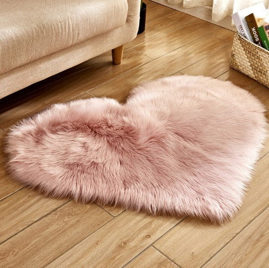 Heart?Shaped Plush Faux Fur Decorative Rug