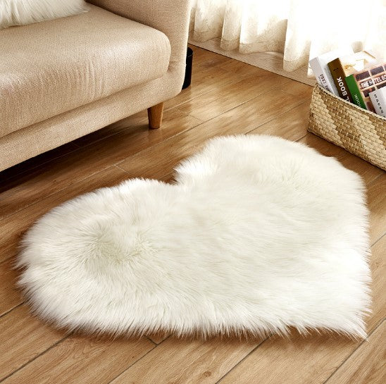 Heart?Shaped Plush Faux Fur Decorative Rug